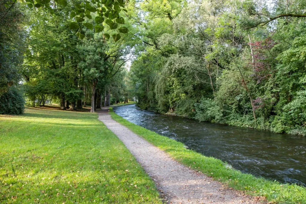 Zeigt einen Park mit einem Bach