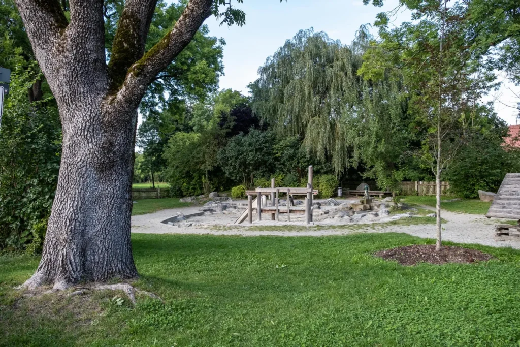 Zeigt einen großen Sandkasten in einem Park